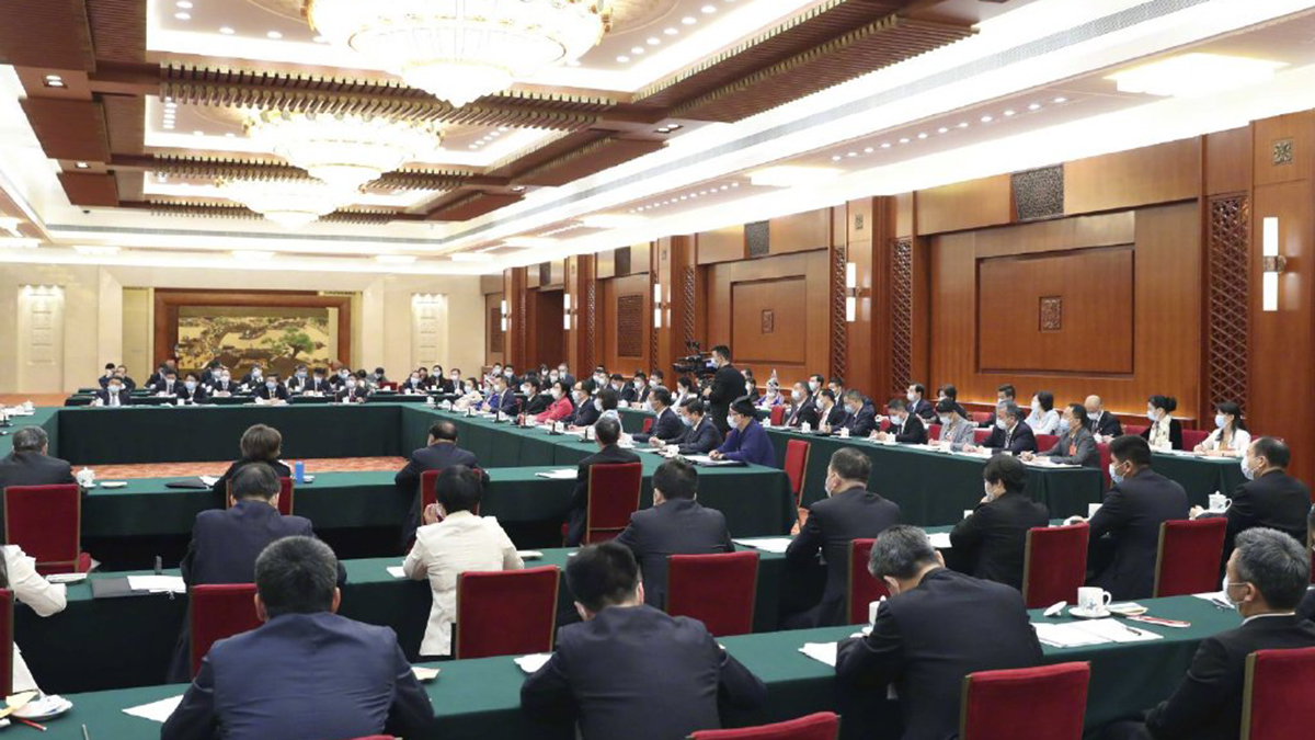 出席十三屆全國人大三次會議的代表團(tuán)分組審議政府工作報告，來看審議現(xiàn)場