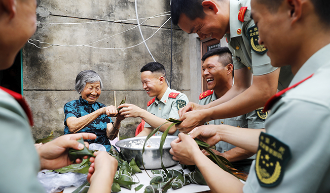 端午節(jié)，家里來(lái)了親人子弟兵