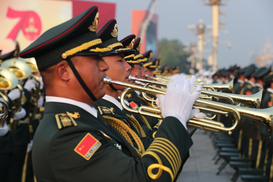 解放軍聯(lián)合軍樂團(tuán)在廣場就位后進(jìn)行準(zhǔn)備工作和試奏。據(jù)了解，解放軍聯(lián)合軍樂團(tuán)此次演奏是從開國大典至今歷次閱兵以來演奏曲目最多的一次，不少曲目是為此次閱兵量身打造的全新作品，此次也是歷次女演奏員最多的一次。