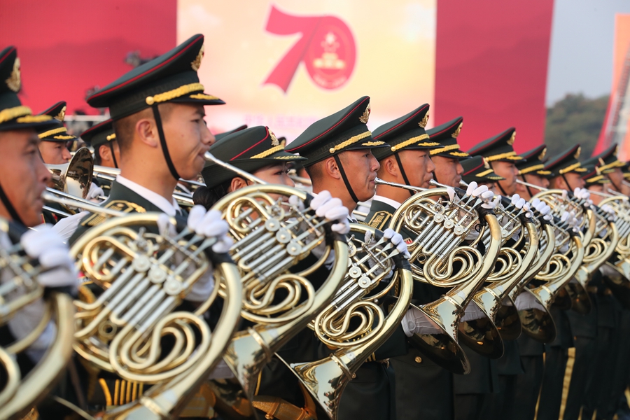 解放軍聯(lián)合軍樂團(tuán)在廣場就位后進(jìn)行準(zhǔn)備工作和試奏。據(jù)了解，解放軍聯(lián)合軍樂團(tuán)此次演奏是從開國大典至今歷次閱兵以來演奏曲目最多的一次，不少曲目是為此次閱兵量身打造的全新作品，此次也是歷次女演奏員最多的一次。