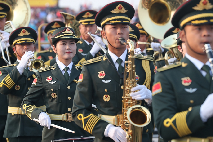 解放軍聯(lián)合軍樂團(tuán)在廣場就位后進(jìn)行準(zhǔn)備工作和試奏。據(jù)了解，解放軍聯(lián)合軍樂團(tuán)此次演奏是從開國大典至今歷次閱兵以來演奏曲目最多的一次，不少曲目是為此次閱兵量身打造的全新作品，此次也是歷次女演奏員最多的一次。