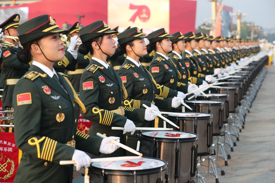 解放軍聯(lián)合軍樂團(tuán)在廣場就位后進(jìn)行準(zhǔn)備工作和試奏。據(jù)了解，解放軍聯(lián)合軍樂團(tuán)此次演奏是從開國大典至今歷次閱兵以來演奏曲目最多的一次，不少曲目是為此次閱兵量身打造的全新作品，此次也是歷次女演奏員最多的一次。