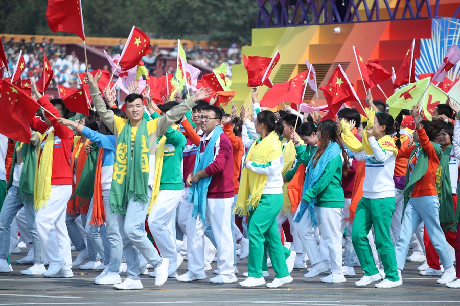 群眾大游行，歡樂的海洋！