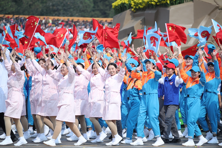 群眾大游行，歡樂的海洋！