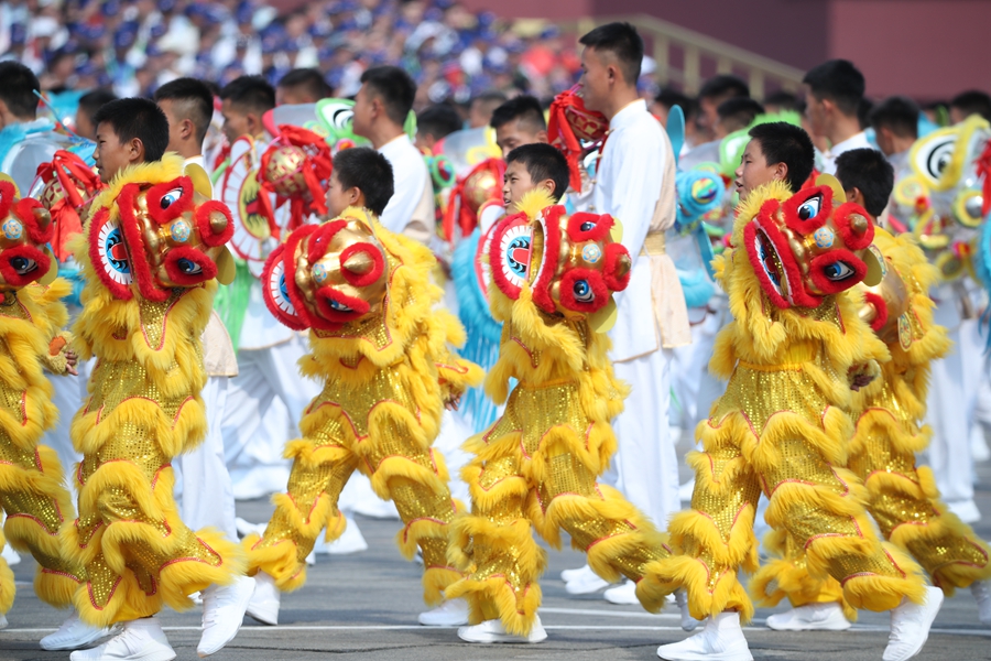 群眾大游行，歡樂的海洋！