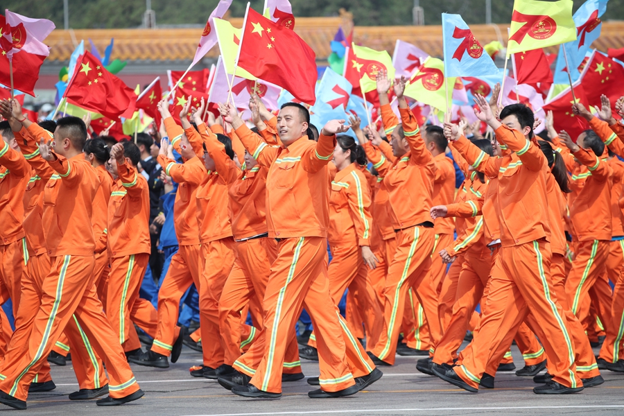 群眾大游行，歡樂的海洋！