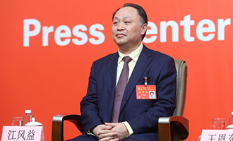 南昌大學(xué)黨委常委、副校長江風(fēng)益