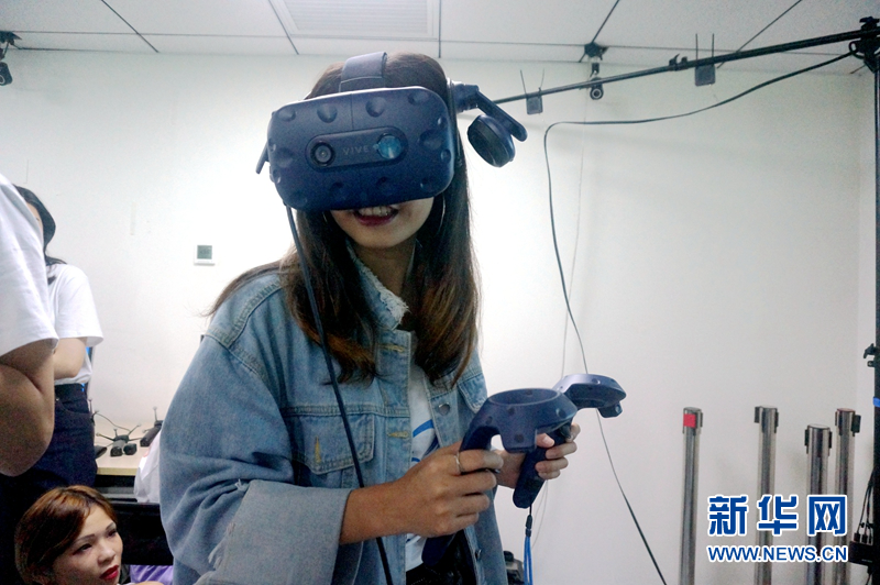 40名臺灣青年體驗新華網創(chuàng)新科技