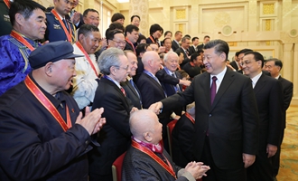 慶祝大會結(jié)束后，習(xí)近平等會見受表彰人員及親屬代表