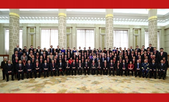 慶祝大會結(jié)束后，習(xí)近平等同受表彰人員及親屬代表合影留念