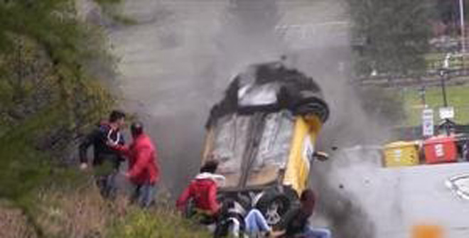 史上最幸運撞車！圍觀群眾躲過一劫