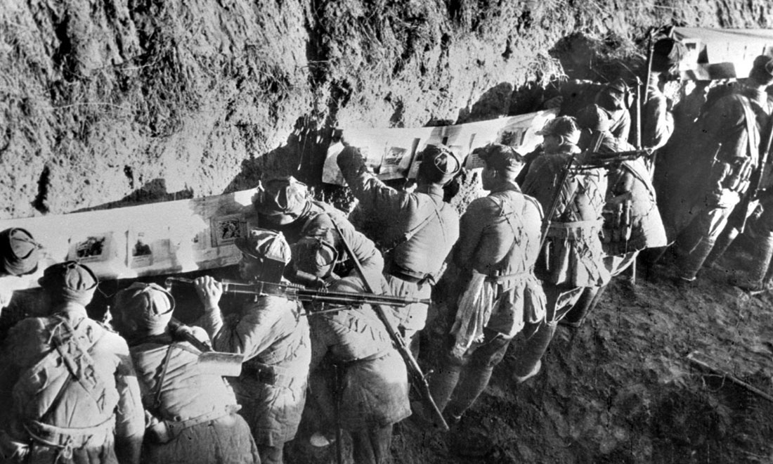1948年冬，淮海戰(zhàn)役期間，雙堆集前沿陣地舉辦的戰(zhàn)地影展，深受解放軍戰(zhàn)士歡迎。新華社稿  袁克忠攝