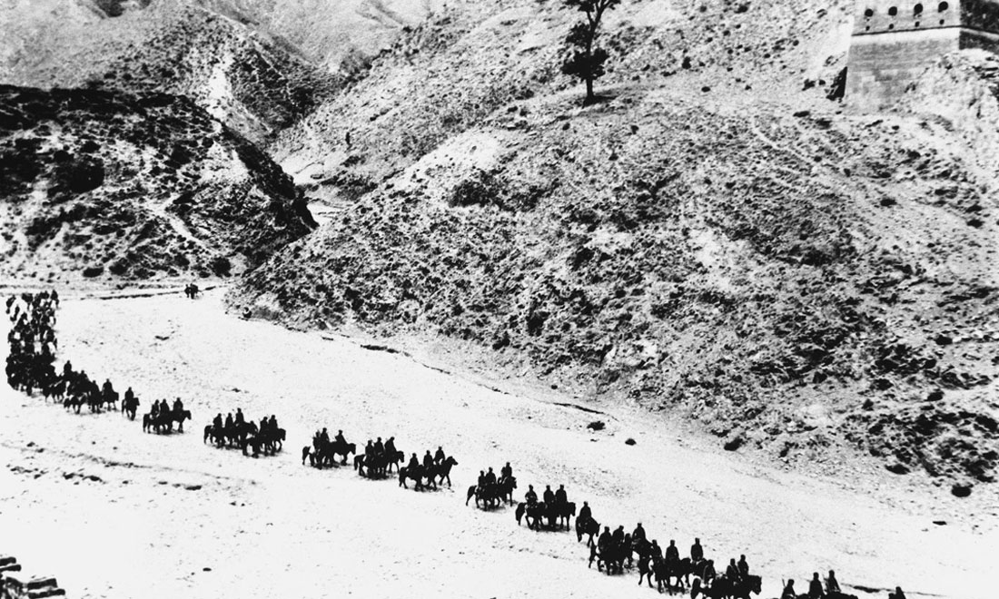 1937年11月太原失守后，八路軍向華北敵后挺進，分兵發(fā)動群眾，開展敵后游擊戰(zhàn)爭，創(chuàng)建敵后根據(jù)地。新華社稿　沙飛攝