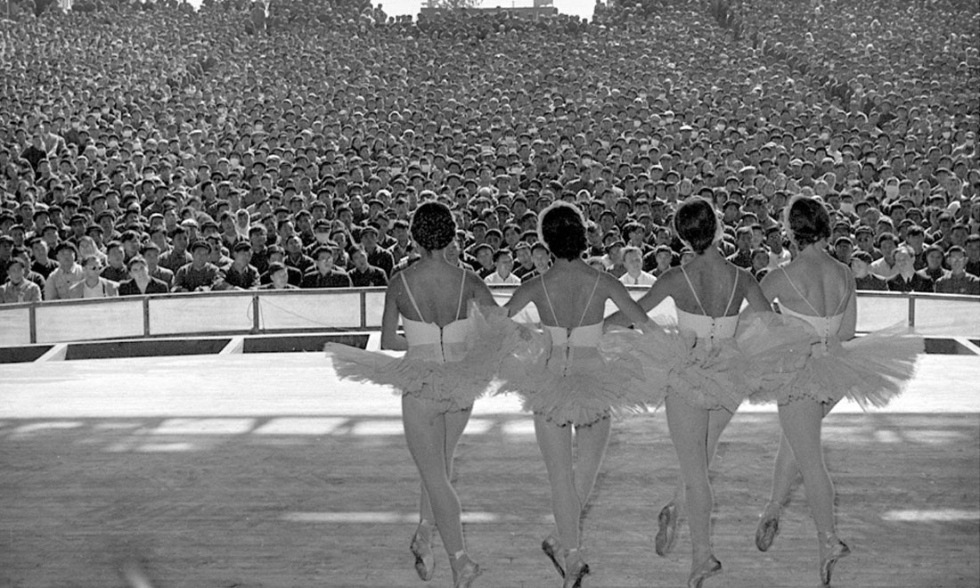 1957年10月，蘇聯(lián)國立新西伯利亞歌劇芭蕾舞劇院為北京石景山鋼鐵廠工人演出。新華社記者鄭震孫攝