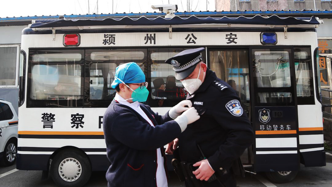 警察魏云龍：咫尺之間，各自奮戰(zhàn)