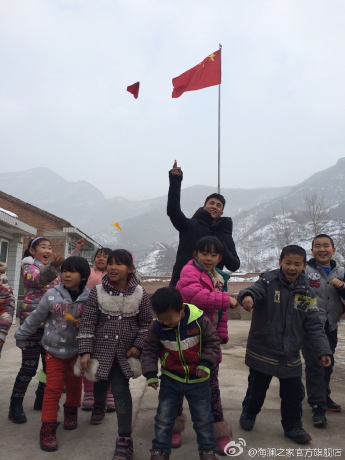 2015年&ldquo;多一克溫暖&rdquo;著名演員杜淳加入溫暖行動。暖男杜淳很快和孩子們打成了一片，他和孩子們聊起了夢想，讓孩子們將它寫在紙上并折成紙飛機(jī)，領(lǐng)著孩子們來到操場上將帶著夢想紙飛機(jī)放飛。