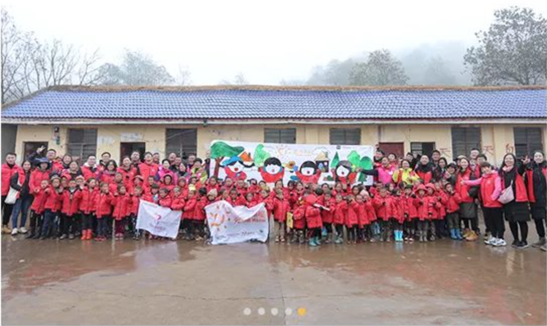 2018年11月6日，&ldquo;多一克溫暖&rdquo;團(tuán)隊走進(jìn)大涼山深處。為孩子們送去冬衣的同時，海瀾之家聯(lián)合網(wǎng)易打造在線課程平臺，把優(yōu)質(zhì)的教育資源也傳遞到偏遠(yuǎn)山區(qū)。同年，知名導(dǎo)演陸川特別參與監(jiān)制了&ldquo;多一克溫暖&rdquo;微電影《信歌》，為山區(qū)送去&ldquo;暖身又暖心&rdquo;的力量。