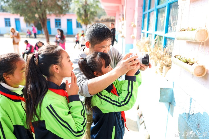 盡管身處大山，塢鉛小學(xué)卻到處都是驚喜，自制插花、獨一無二的石頭畫、杉木墩上的24節(jié)氣圖&hellip;&hellip;孩子們從不缺少發(fā)現(xiàn)美的眼睛。2019年，海瀾之家特別準(zhǔn)備了攝影課堂，讓孩子們通過拍照的方式自由地傳達(dá)真善美。