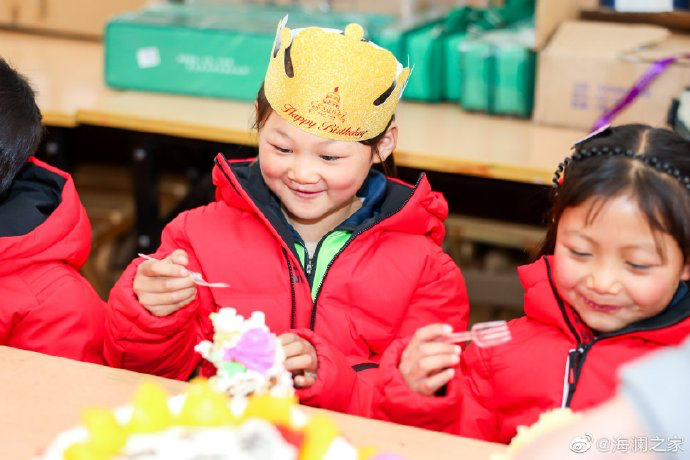 從暖身到暖心，海瀾之家的志愿者們不僅為孩子們帶去了學(xué)習(xí)用品，還帶去了生日蛋糕，給孩子們過了一個難忘的生日party。生長在山區(qū)的他們，過生日也只能和在外打工的父母通個電話，許多孩子還是第一次和這么多人一起吹蠟燭許生日愿望。