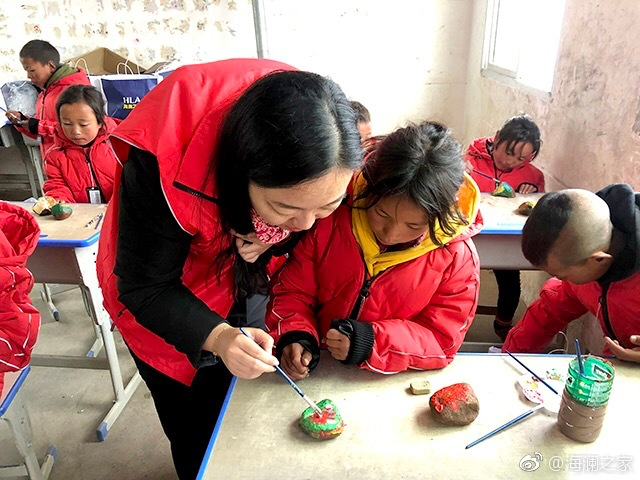 在繪畫課上，孩子們畫出心中想象的世界，不斷汲取關(guān)于美的知識。&ldquo;多一克溫暖&rdquo;帶給孩子們的是未來人生更多的機(jī)會與可能。公益行動不應(yīng)只提供物質(zhì)捐贈，更要加強(qiáng)對山區(qū)孩子們精神世界與未來發(fā)展的重視。