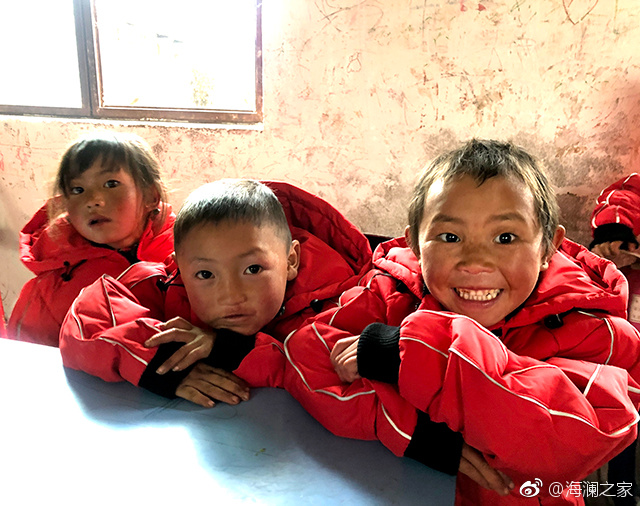 在四川省西南部川滇交界處的大涼山深處，坐落著一所紅旗小學(xué)。每當(dāng)最寒冷的季節(jié)到來，這里的許多孩子們不得不共用一件冬衣御寒。 &ldquo;多一克溫暖&rdquo;與暖流計劃記錄下了孩子們開心的笑臉。這些笑臉，都是&ldquo;多一克溫暖&rdquo;前行中的源源動力。