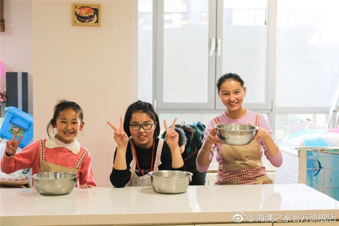 2017年 &ldquo;寒令營&rdquo;團(tuán)隊從不同角度，為北疆山區(qū)的孩子們打開了一個豐富的世界。來到北京，他們觀看了升旗儀式，參觀了故宮，走進(jìn)北京海洋館和動物園。這次寒令營，展現(xiàn)在他們面前的是此前從未看到過的世界，意義非凡。