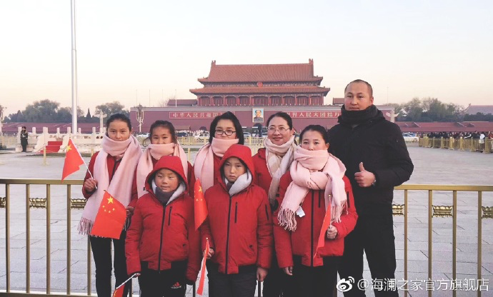 寒令營的第一天，孩子們觀看了升旗儀式，走進(jìn)故宮暢聽歷史故事。祖國的樣貌開始在他們心里清晰，未來的希望開始在他們心中發(fā)芽。海瀾之家&ldquo;多一克溫暖&rdquo;團(tuán)隊帶給孩子們精神世界的富足，照亮孩子們夢想的啟蒙之路。