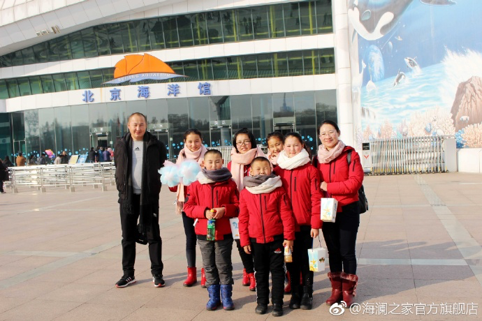 在海洋館，充滿求知欲和好奇心的孩子們像是一個個落入仙境的愛麗絲，不斷地提問，并用手中的紙筆和相機(jī)，記錄每一個畫面和知識，說要回去講給其他小伙伴和家人們聽。