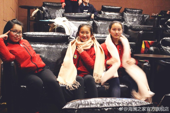 彼時恰逢《尋夢環(huán)游記》上映，&ldquo;寒令營&rdquo;的孩子們一起在電影院觀看了電影，平日里最鬧騰的孩子，在第一次看3D電影時也變得安靜專注。孩子們在這段旅程中增長了見識，一個更豐盛的世界就這樣打開了。