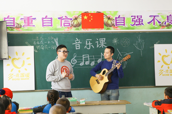 &ldquo;多一克溫暖&rdquo;公益活動的老朋友好妹妹樂隊，為孩子們帶來了音樂和繪畫課，用音符溫暖孩子們的心靈，用畫筆繪出更繽紛的世界。不斷匯聚的愛心，讓寒冷的北疆進(jìn)入到更多人的視野當(dāng)中，也讓孩子們臉上的笑容更燦爛。
