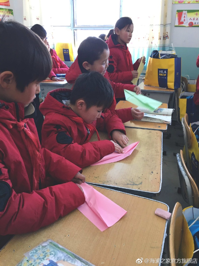 &ldquo;多一克溫暖&rdquo;的志愿者為孩子們帶去承載夢想的手工課，孩子們通過剪紙、畫畫、折紙飛機(jī)，讓自己的夢想在手中凝聚，隨紙飛機(jī)一起飛向天空，為凜冬帶來五彩斑斕的希望。