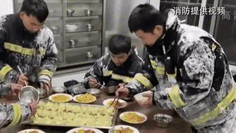 零下14度滅火后 消防員吃飯這一幕讓人心疼！