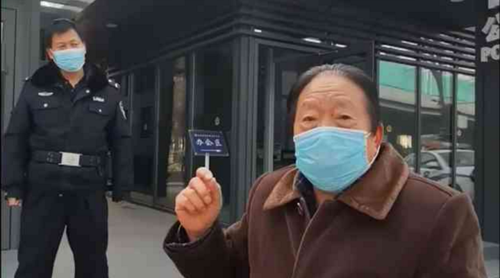 社區(qū)封閉，76歲的他為什么要出來