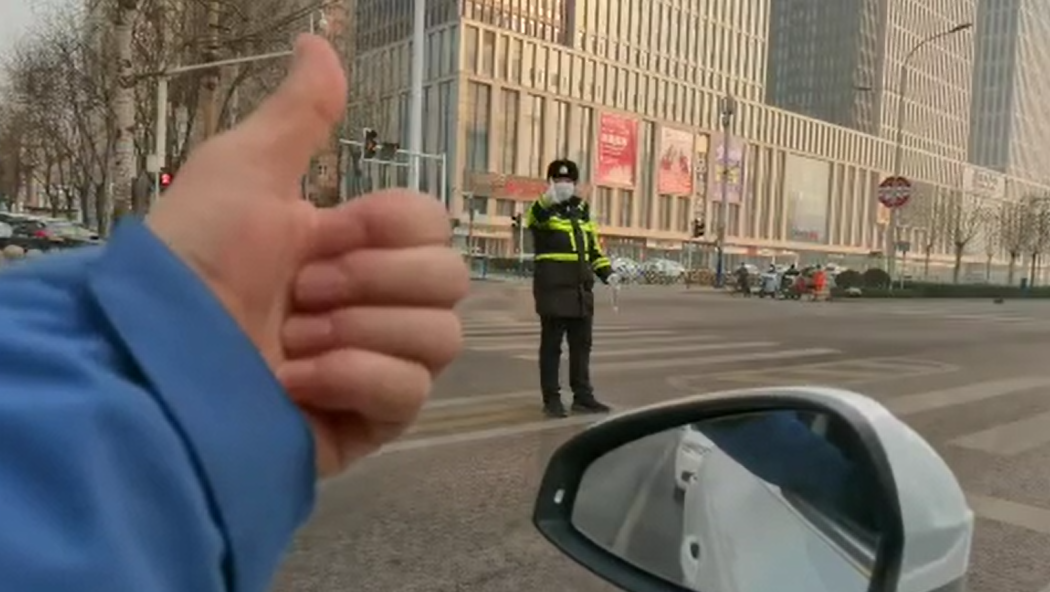石家莊路人和交警的這個&ldquo;暗號&rdquo;，真暖！