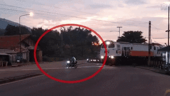 魯莽！無視警報 印尼男子強穿鐵軌險被撞