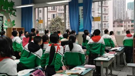 課上到一半，同學(xué)們卻把頭望向了外面！校長說：點(diǎn)贊！