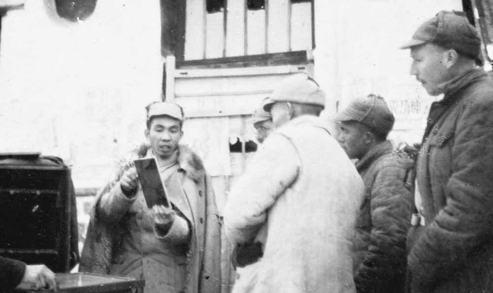 沙飛向參觀者講《晉察冀畫報(bào)》的制版情況。