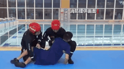 水中遇險 如何自救與施救？黃金30秒 如何將溺水者救上岸？