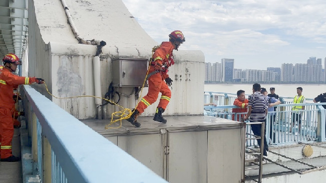 飛躍一撲！杭州消防員10秒救人