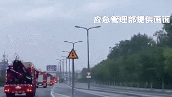 暴雨中 他們&ldquo;逆流而上&rdquo;：跨省救援！7省1800名消防員增援河南