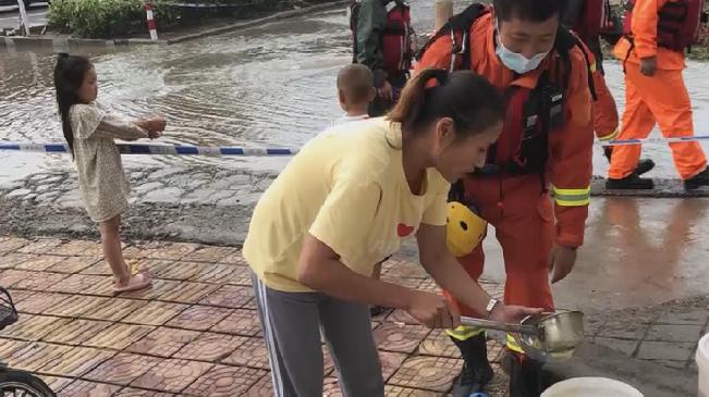 溫暖瞬間！女子帶娃送晚餐感激消防員
