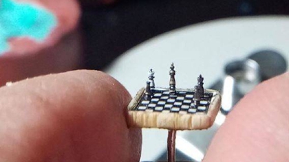 比指甲蓋還??！ 土耳其微雕藝術(shù)家雕出超小國際象棋