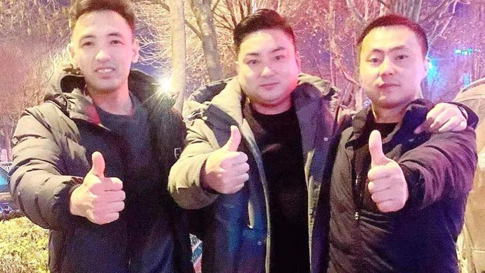 熱點(diǎn)快追｜路面結(jié)冰大貨車開始溜車！24塊&ldquo;救命石&rdquo;幫助緊急脫險