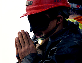 黑暗中的光就是希望&mdash;&mdash;被困礦工升井時(shí)仍緊攥手電筒