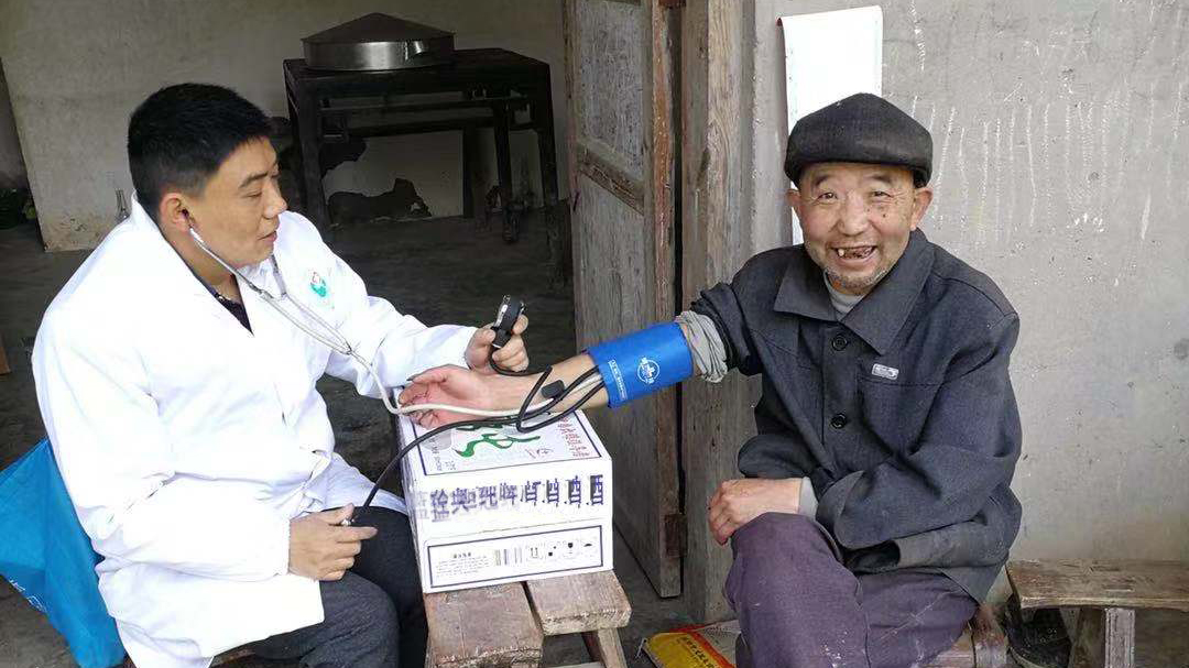 追夢(mèng)中國(guó)人｜鄉(xiāng)村醫(yī)生譚明章：父子兩代堅(jiān)守，致力鄉(xiāng)村醫(yī)療