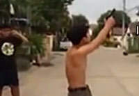 少年打槍來?？?原是二貨神配合