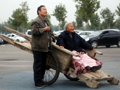男子板車推86歲老母親逛游樂(lè)場(chǎng)感動(dòng)游人