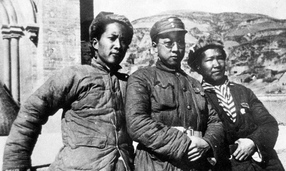 延安魯迅藝術(shù)文學(xué)院托兒所的阿姨和孩子們。