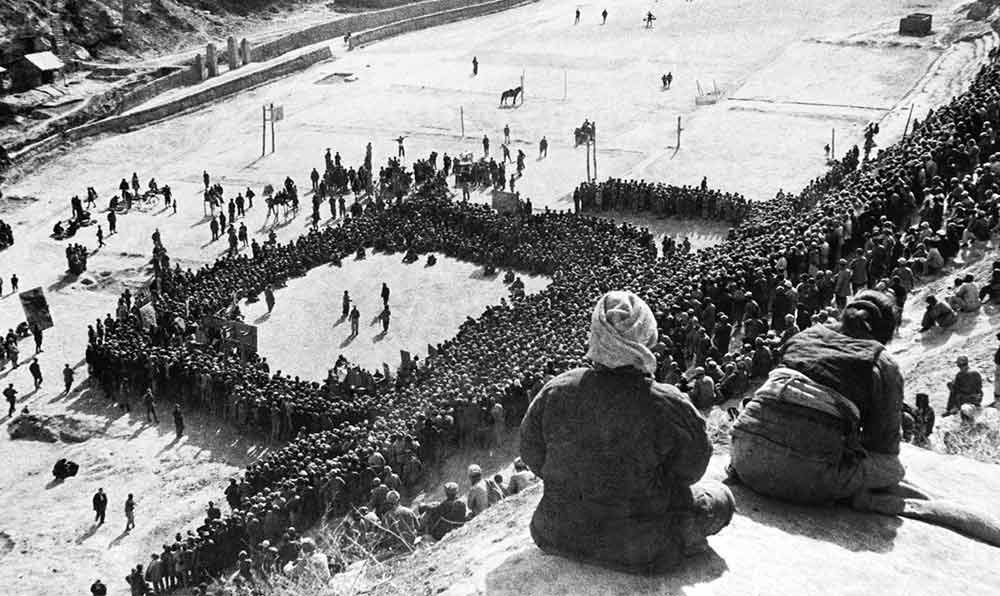 東北文代大會(huì)為慶祝斯大林70壽辰，由魯藝文工團(tuán)演出黃河大合唱。
