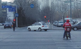 瘋狂&rdquo;外賣 板子應(yīng)該打在誰身上？